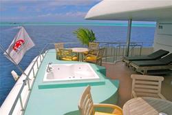 Horizon III Liveaboard - Maldives. Upper deck, jacuzzi. 